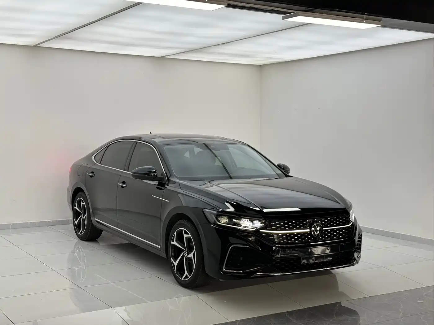 Volkswagen Passat 2023 330TSI Starlight Premium Edition фото 3