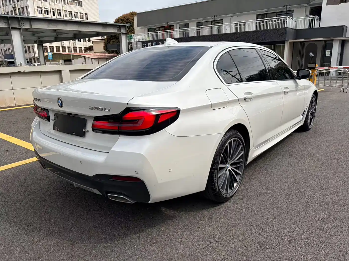 BMW 5 Series 2022 530Li Leading M Sport Package фото 9