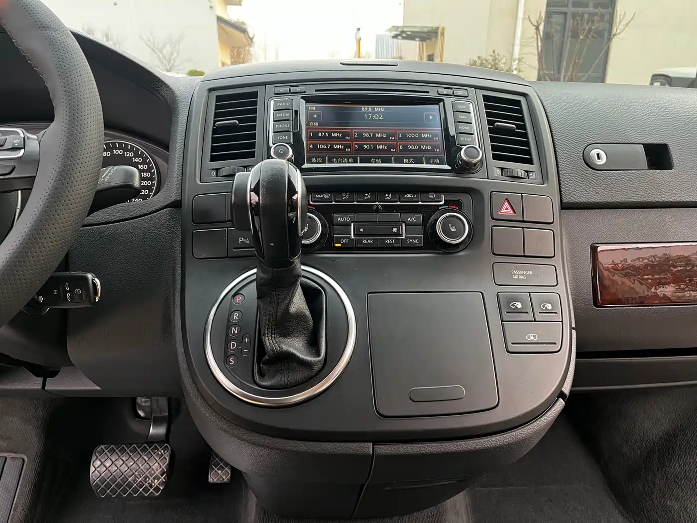 Volkswagen Multivan 2012 2.0TSI 4WD Premium фото 11