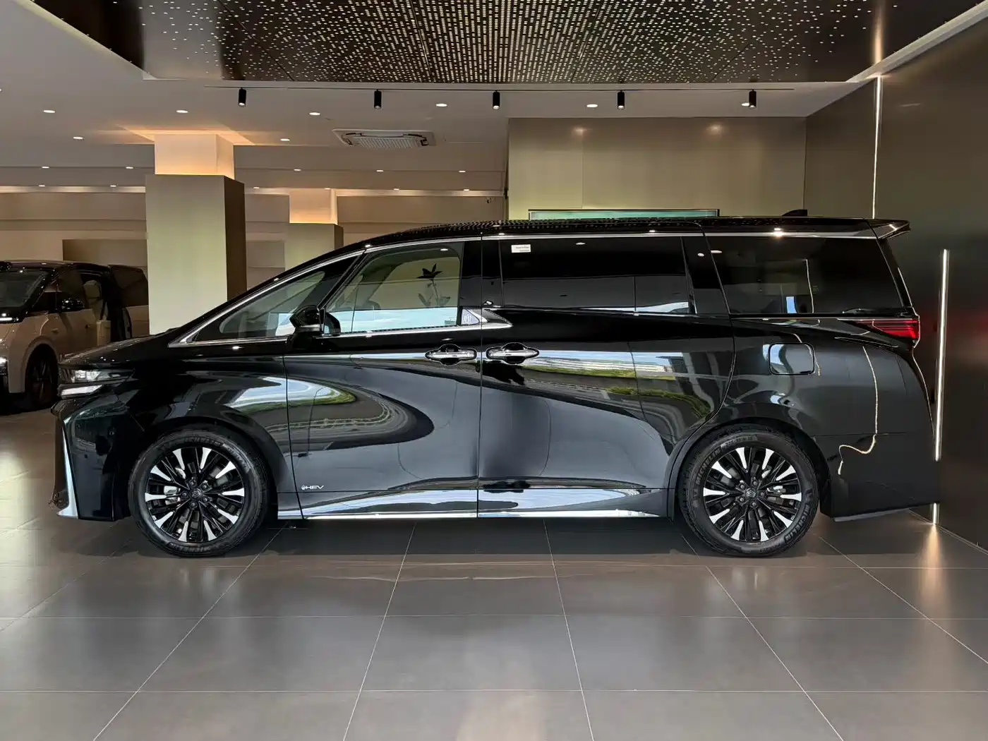 Toyota Vellfire 2023 2024 Crown Hybrid 2.5L Premium Edition