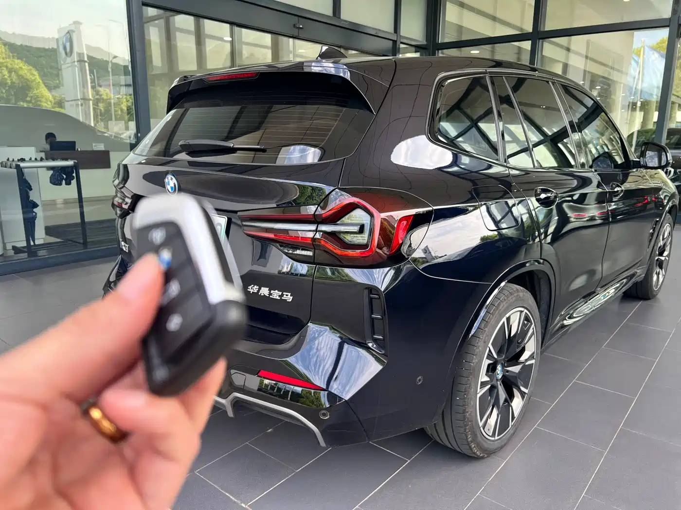 BMW iX3 2024 Innovation Leader фото 3