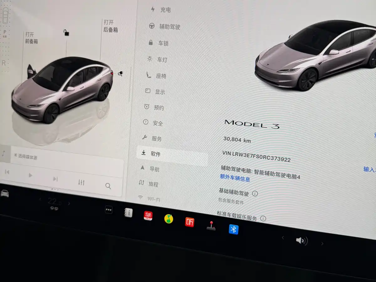 TESLA MODEL 3