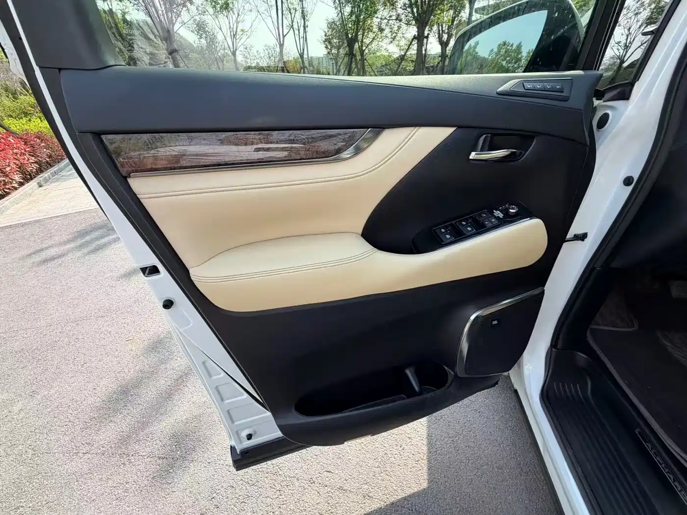 Toyota Alphard 2021 Hybrid 2.5L Premium фото 8