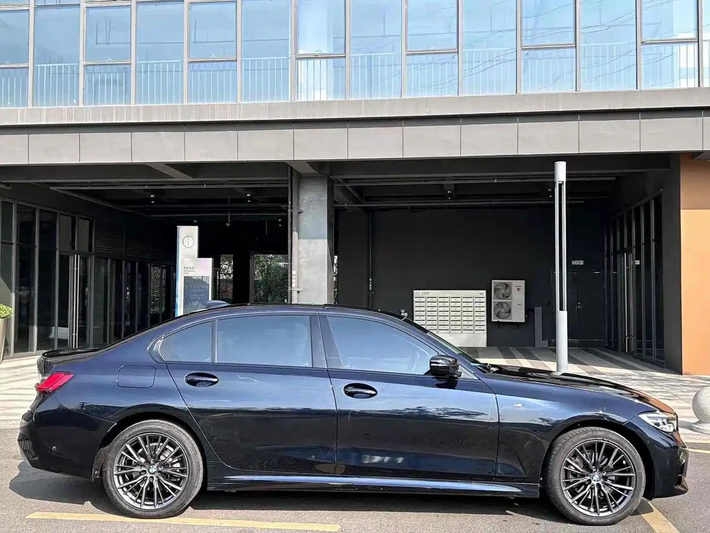 BMW 3 Series 2022 325Li M Sport Shadow Edition фото 12