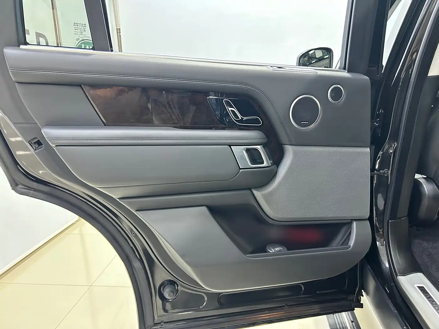 Land Rover Range Rover 2021 3.0 L6 Heritage Extended Classic Edition фото 11