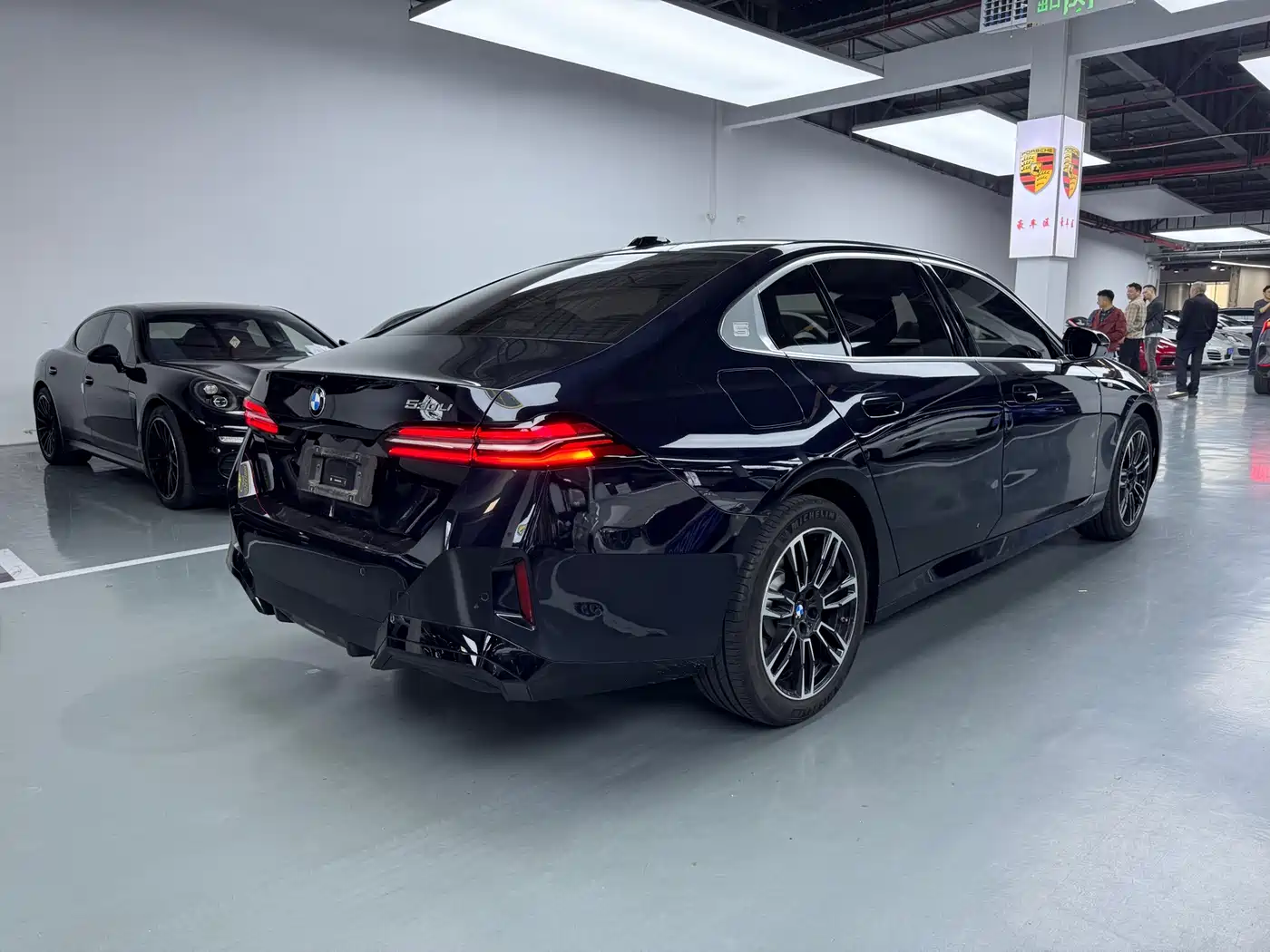 BMW 5 Series 2026 530Li Leading Luxury Package фото 13
