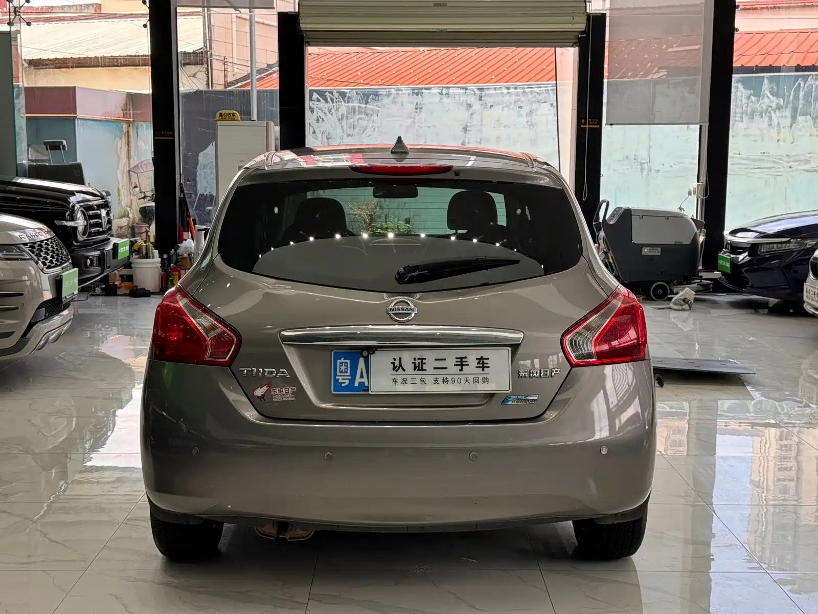 Photo 5 - Nissan Tiida