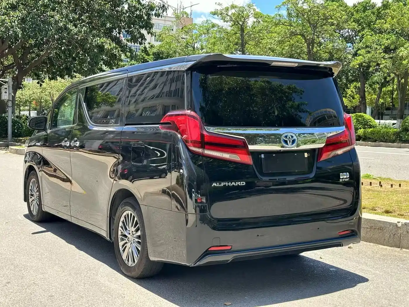 Toyota Alphard 2019 Hybrid 2.5L Luxury фото 9