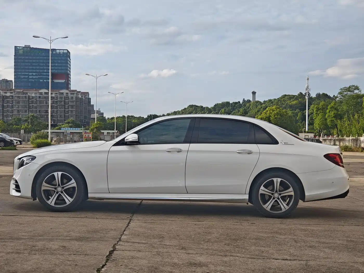 Mercedes-Benz E-Class 2016 E 200 L Sport Type фото 4