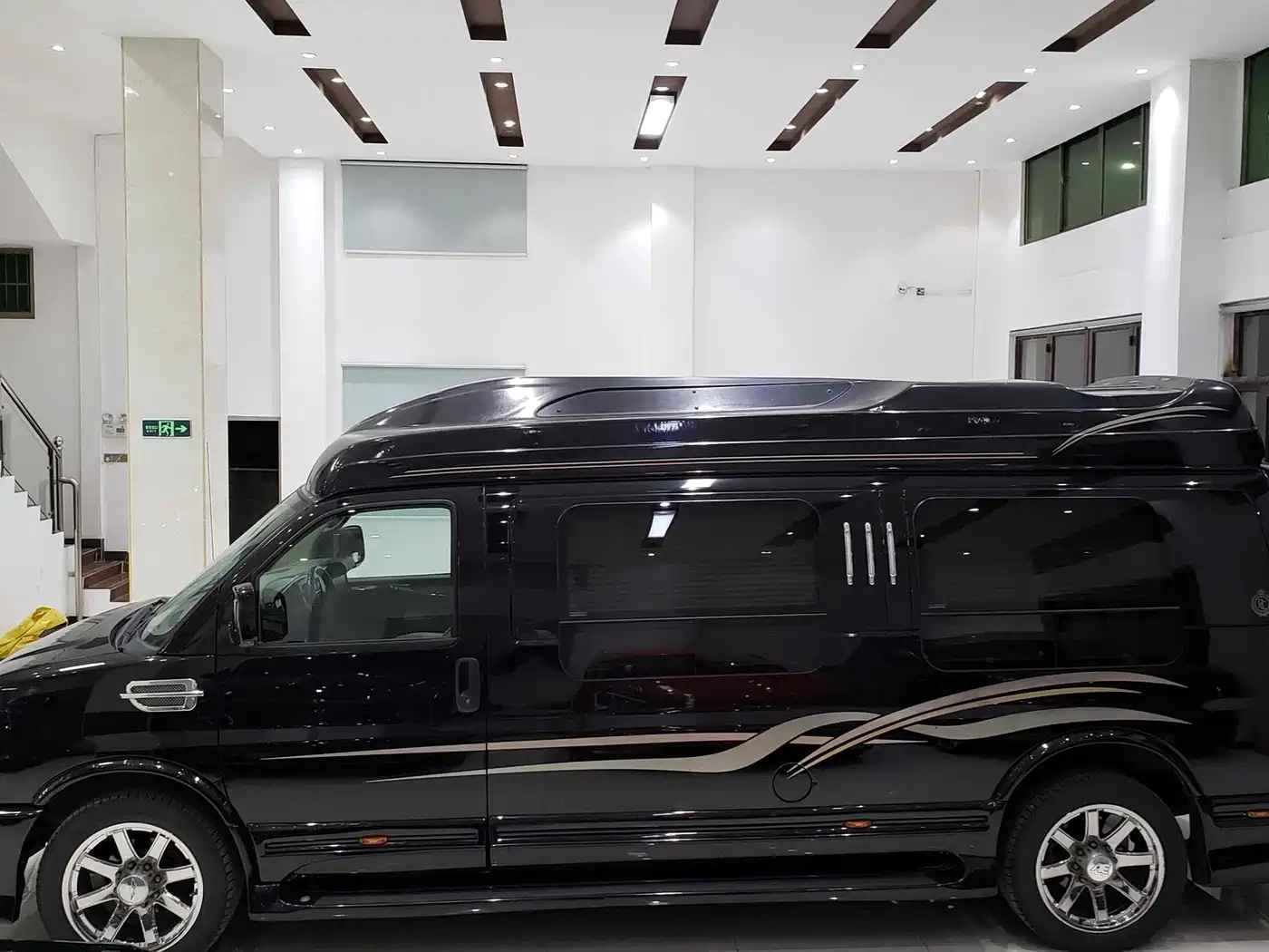GMC Savana 2017 2014 6.0L Long Wheelbase Leader Edition