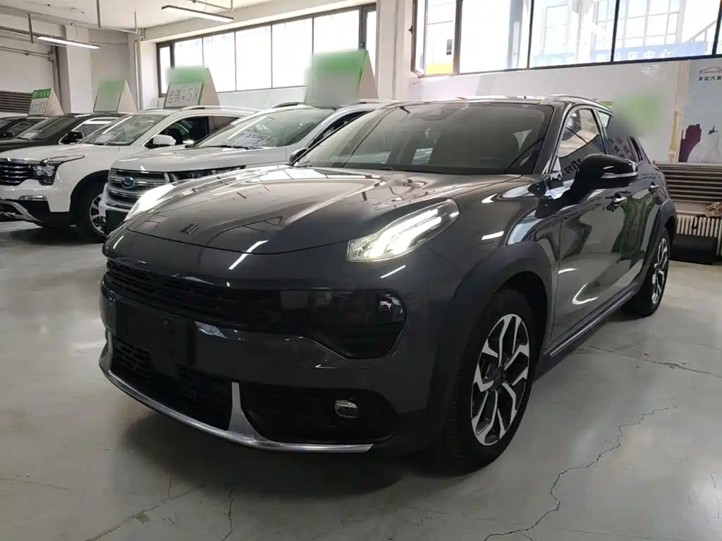 Фото 2 - Lynk & Co 02