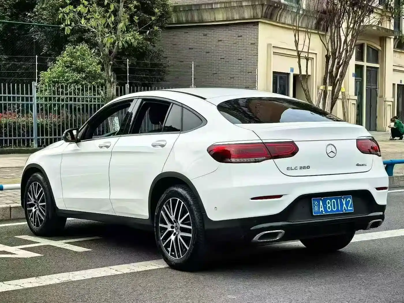 Mercedes-Benz GLC Coupe 2023 Model GLC 260 4MATIC Coupe SUV фото 9