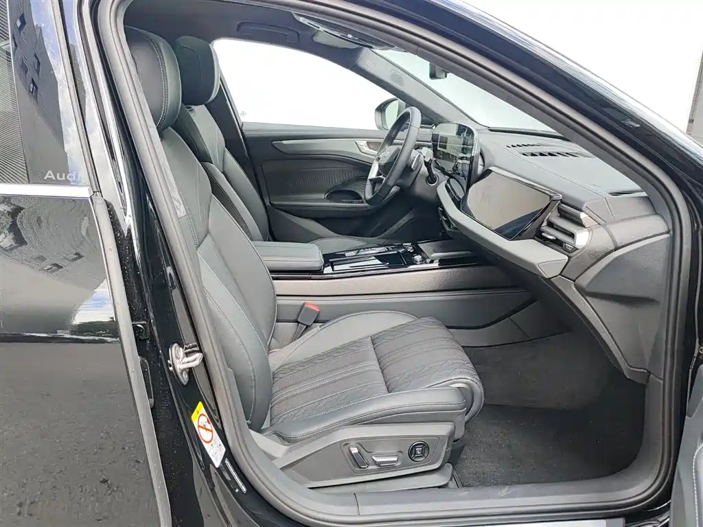 Фото 15 - Audi A6L