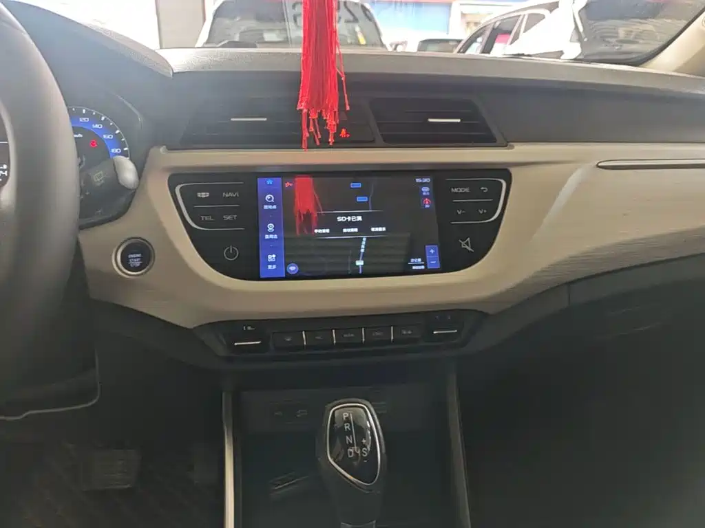 Фото 13 - Geely Vision X3