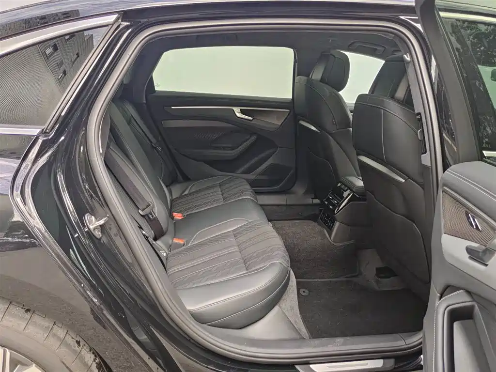 Фото 14 - Audi A6L