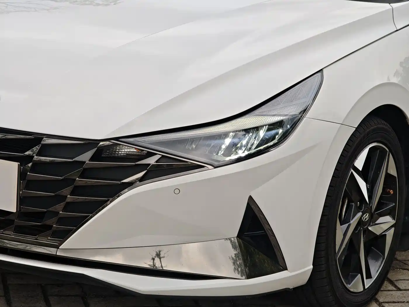 Hyundai Elantra 2022 1.5L CVT LUX Premium Edition фото 7