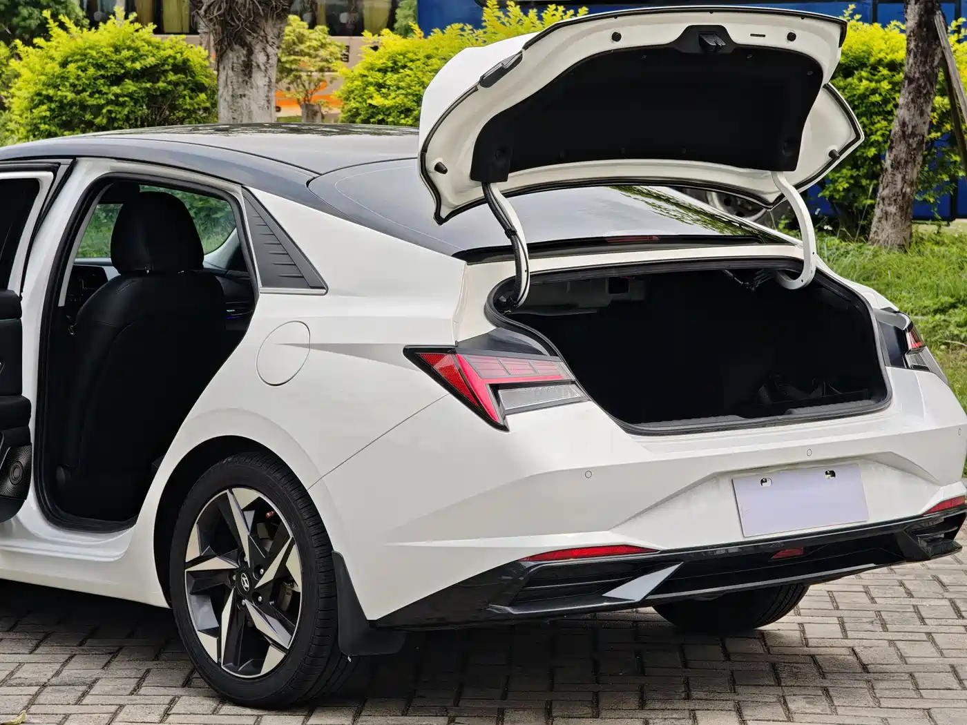 Hyundai Elantra 2022 1.5L CVT LUX Premium Edition фото 15