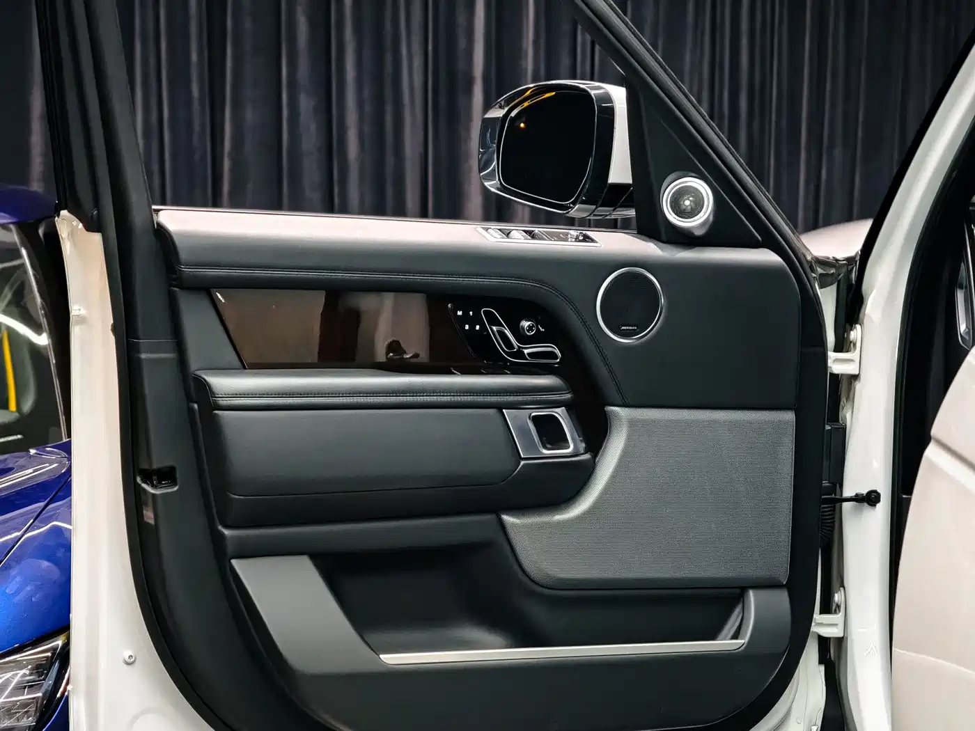 Land Rover Range Rover 2021 3.0 L6 Golden Age Edition фото 25
