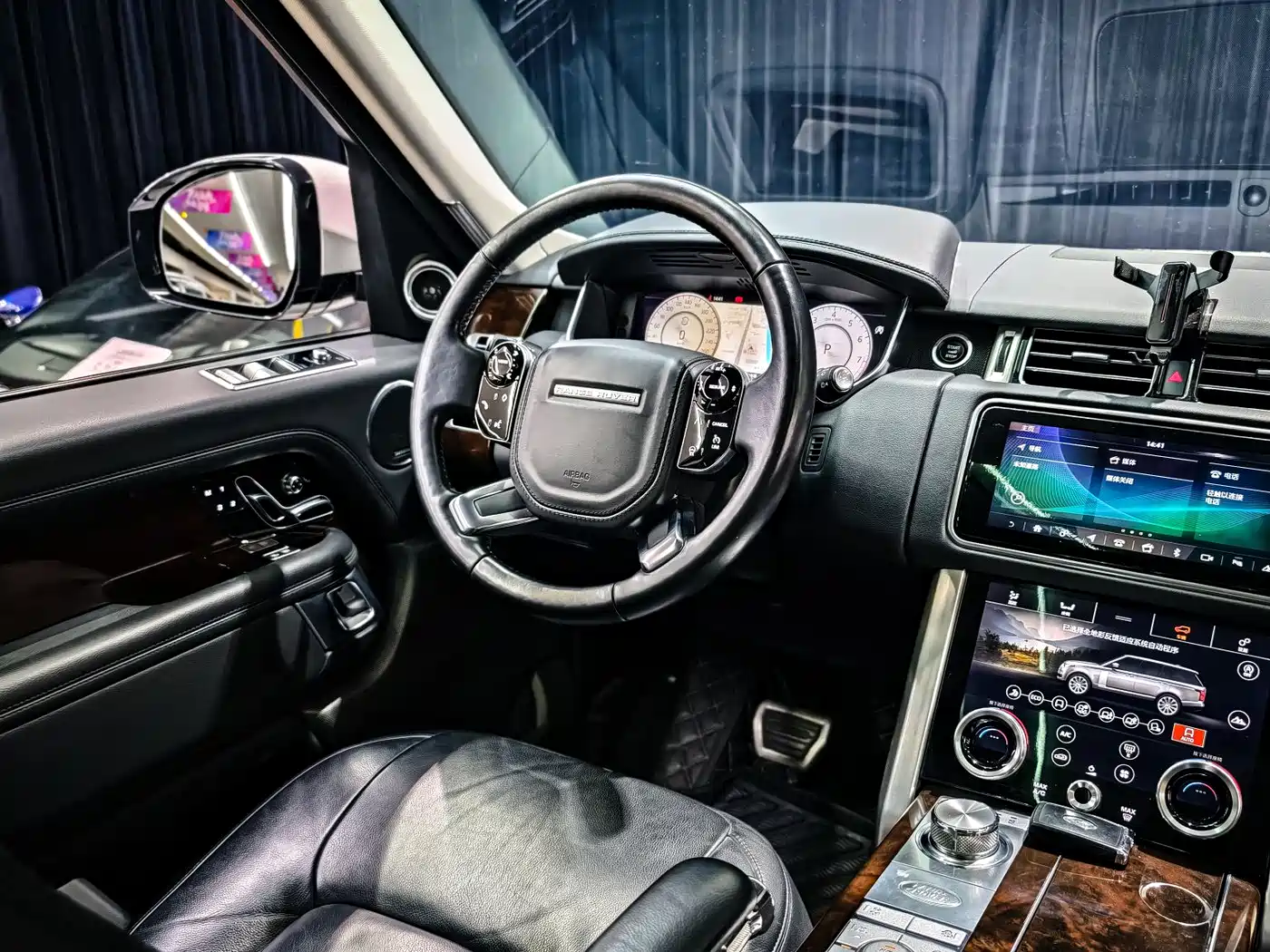 Land Rover Range Rover 2021 3.0 L6 Golden Age Edition фото 20