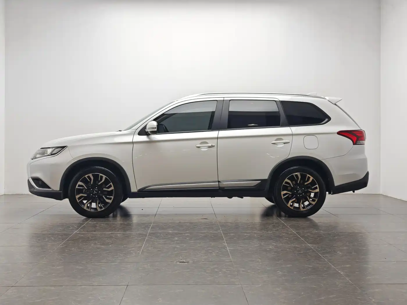 Mitsubishi Outlander 2020 2.0L 2WD Premium 5-seater фото 10