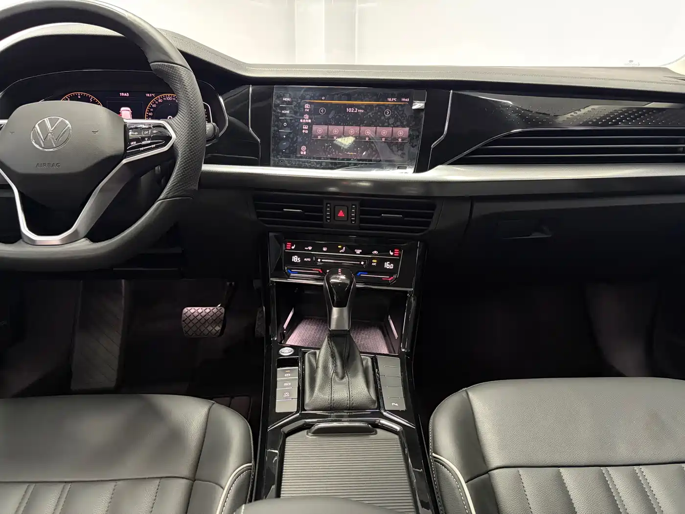 Volkswagen Passat 2023 280TSI Starlight Elite Edition фото 9