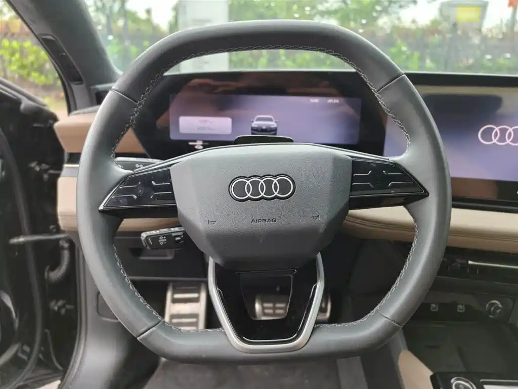 Photo 8 - Audi A6L e-tron