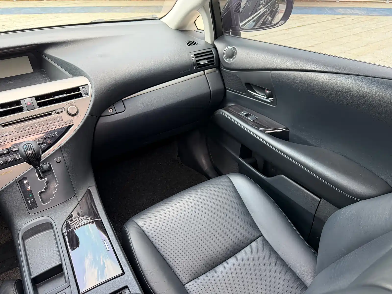 Photo 9 - Lexus RX Classic