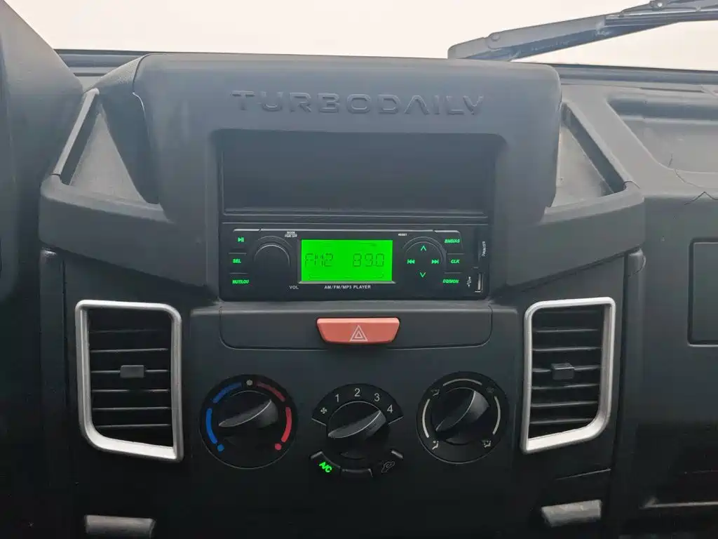 Iveco Daily 2020 2020 Model 2.8T V35 Van Dual-Tire V35 Medium Roof 3 Seats with Side Sliding Door China V