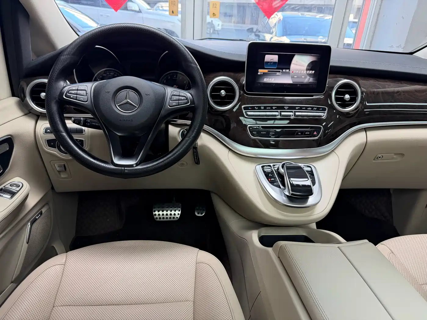 Mercedes-Benz V-Class 2017 Model V 260 Premium Edition фото 27