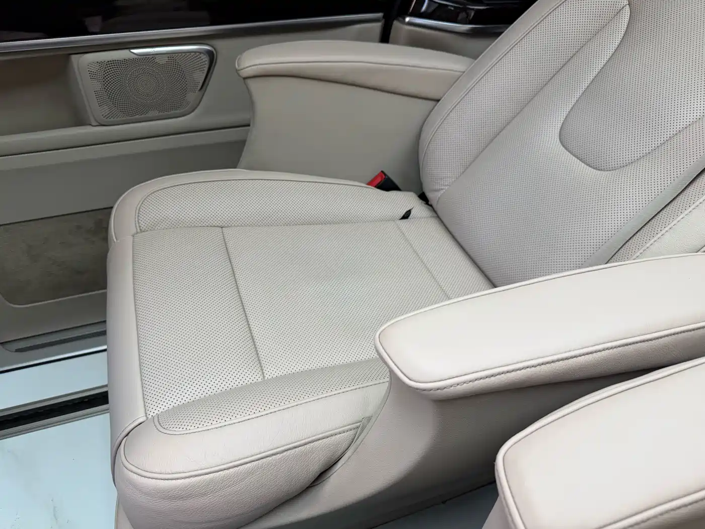 Mercedes-Benz V-Class 2017 Model V 260 Premium Edition фото 35