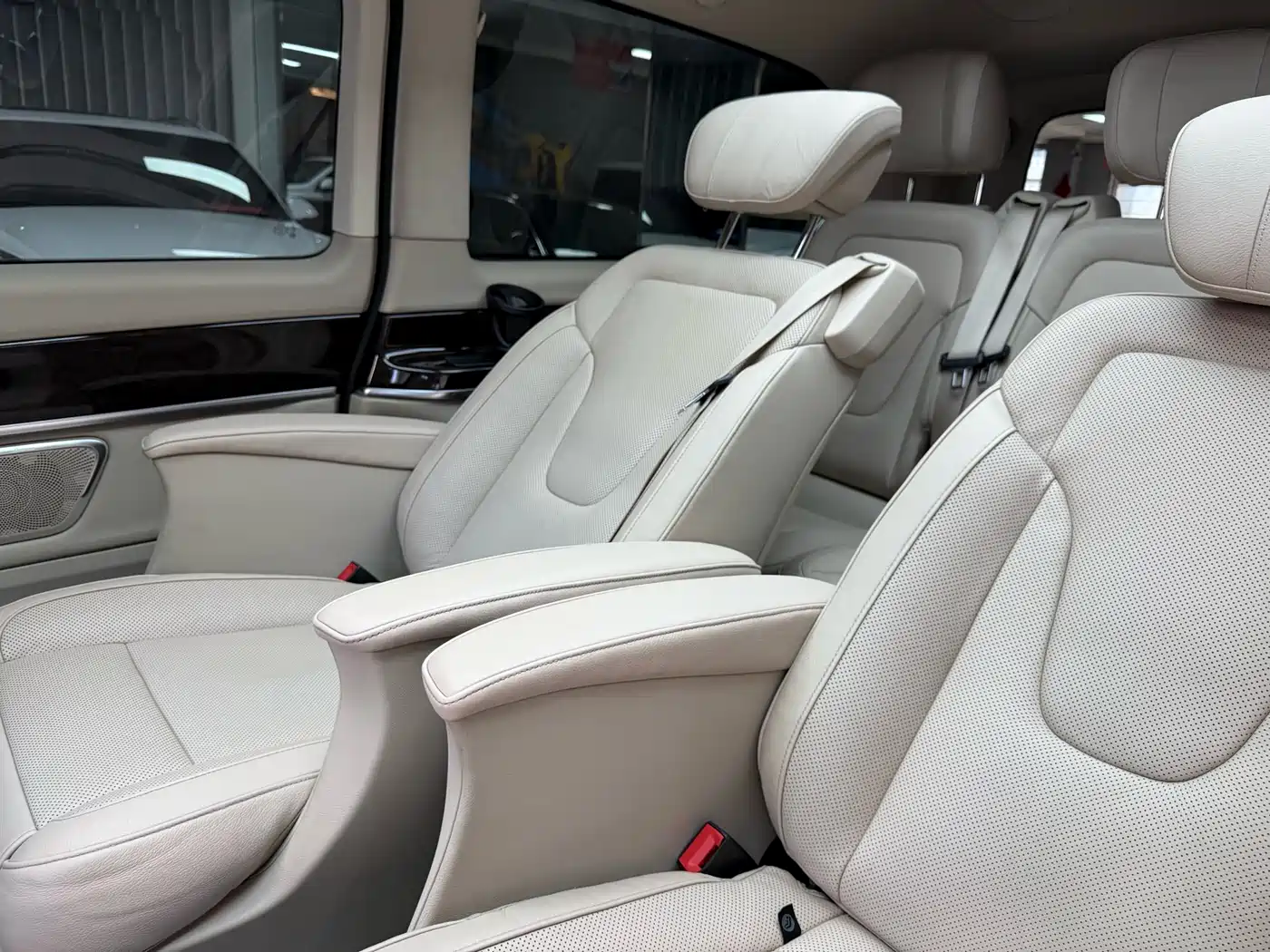 Mercedes-Benz V-Class 2017 Model V 260 Premium Edition фото 25