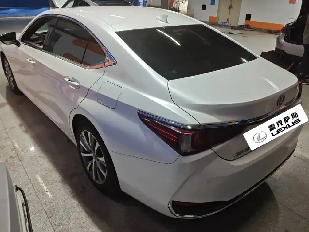 Фото 3 - Lexus ES