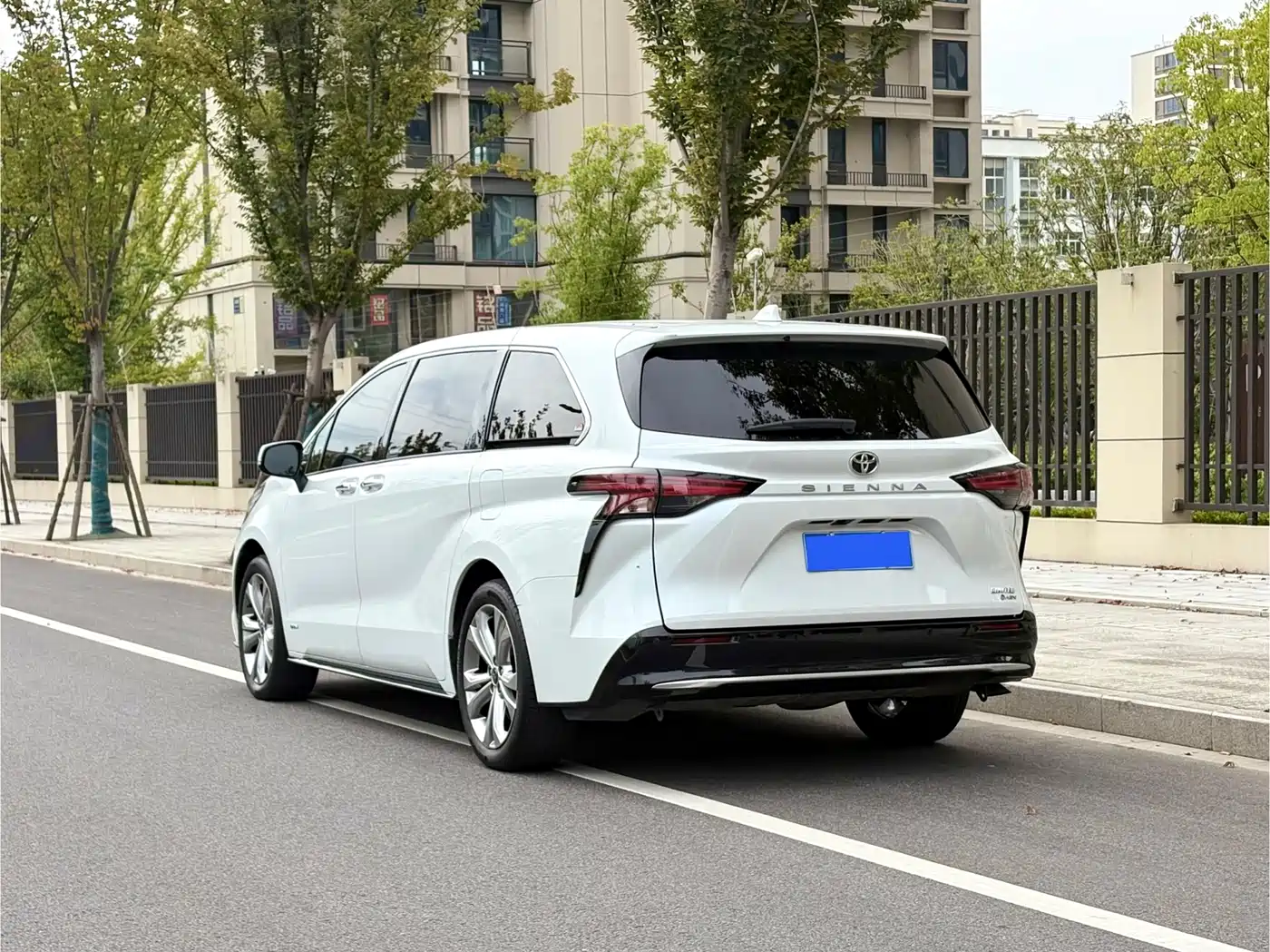 Toyota Sienna 2024 2.5L Hybrid Ultimate Premium Edition фото 4