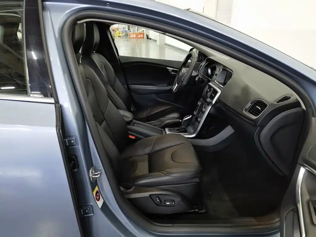 Volvo V40 2018 2018 T3 R-Design Edition