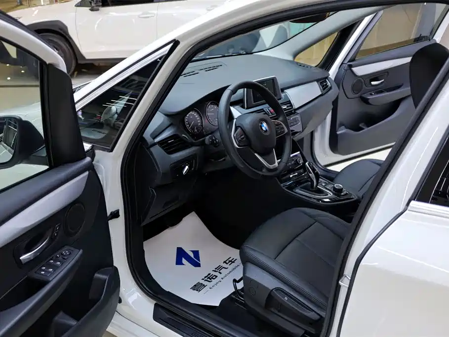 BMW 2 Series Gran Tourer 2019 220i Leading фото 16