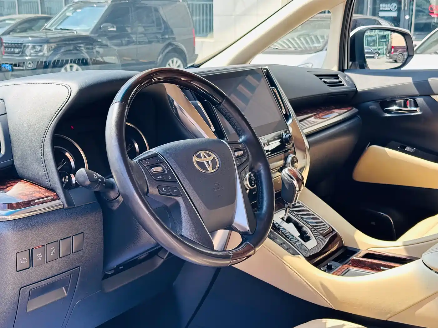 Toyota Alphard 2021 Hybrid 2.5L Luxury фото 9