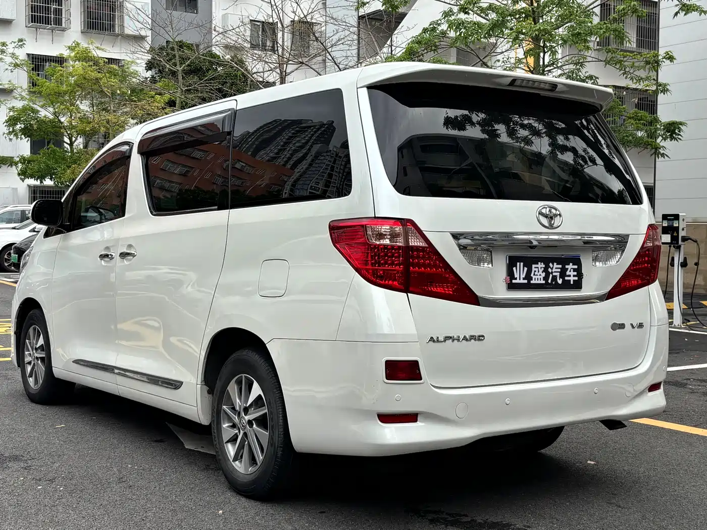 Toyota Alphard 2011 3.5L Luxury Edition фото 6