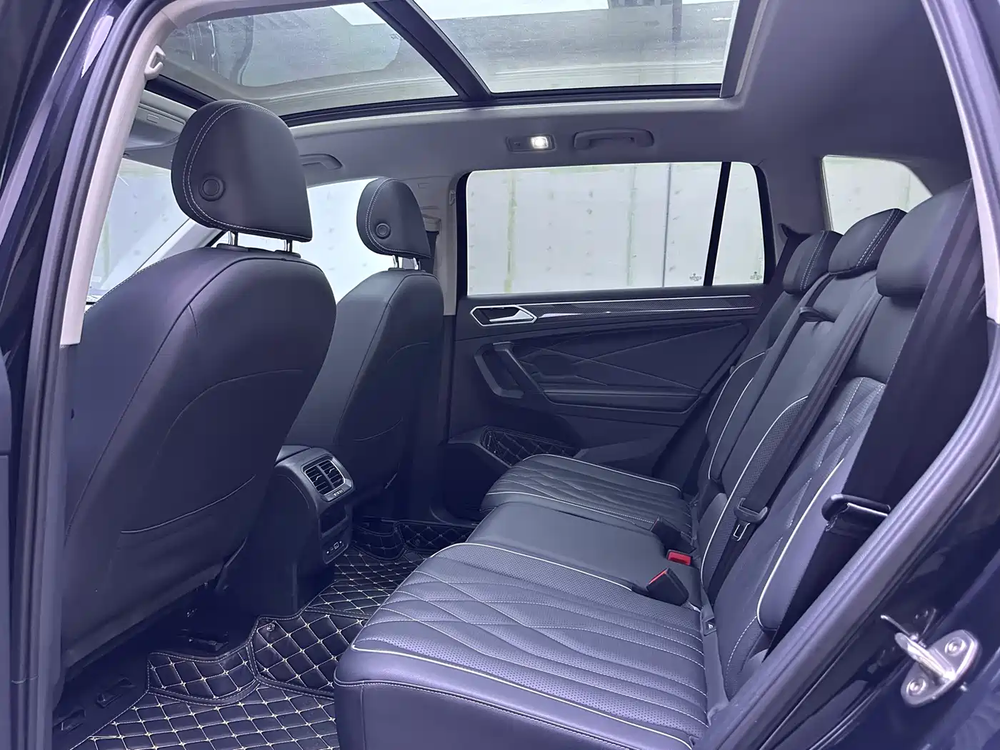 Volkswagen Tiguan L 2024 330TSI Automatic 2WD R-Line Premium Enjoyment Edition фото 9
