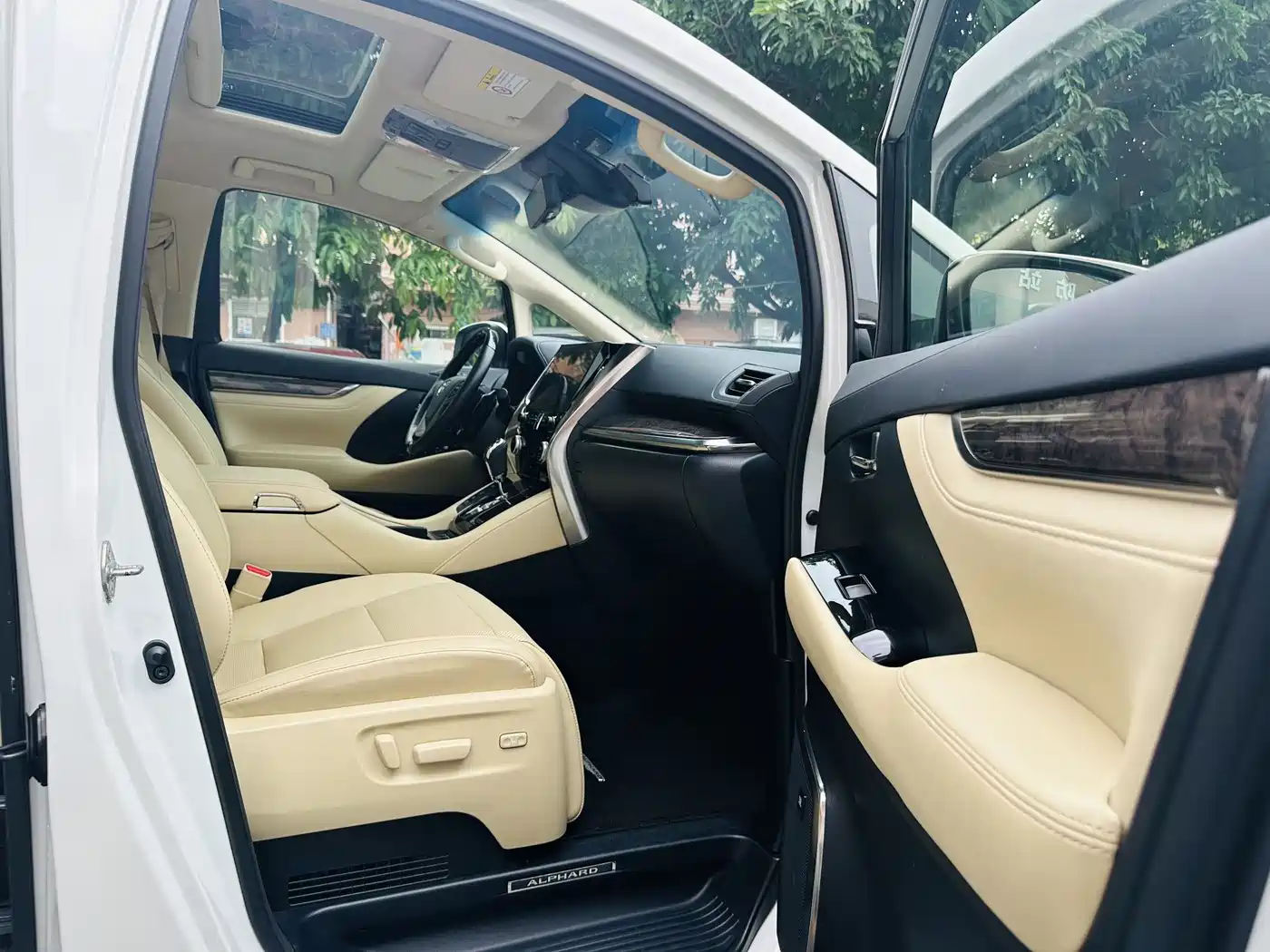 Toyota Alphard 2021 Hybrid 2.5L Ultimate фото 10