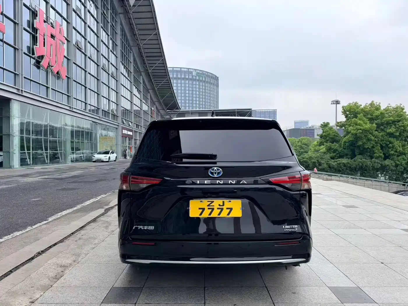 Toyota Sienna 2021 2.5L Hybrid Premium Edition фото 5