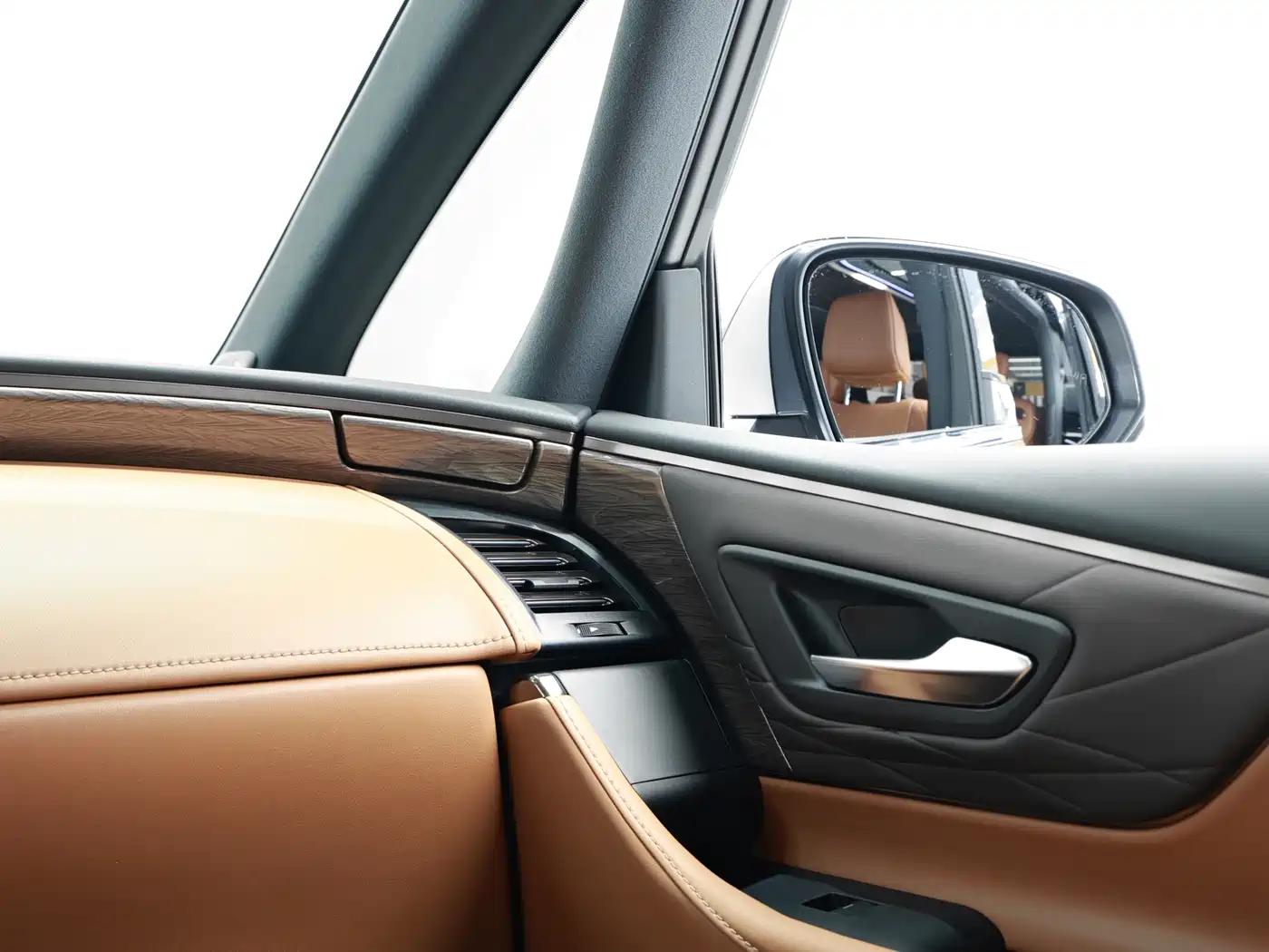 Toyota Vellfire 2024 Crown Hybrid 2.5L Executive Premium Edition фото 18