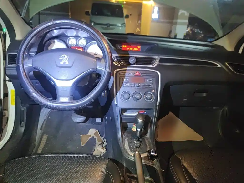 Peugeot 308 2014 Model Joy Edition Classic 1.6L Automatic Superior Style фото 6