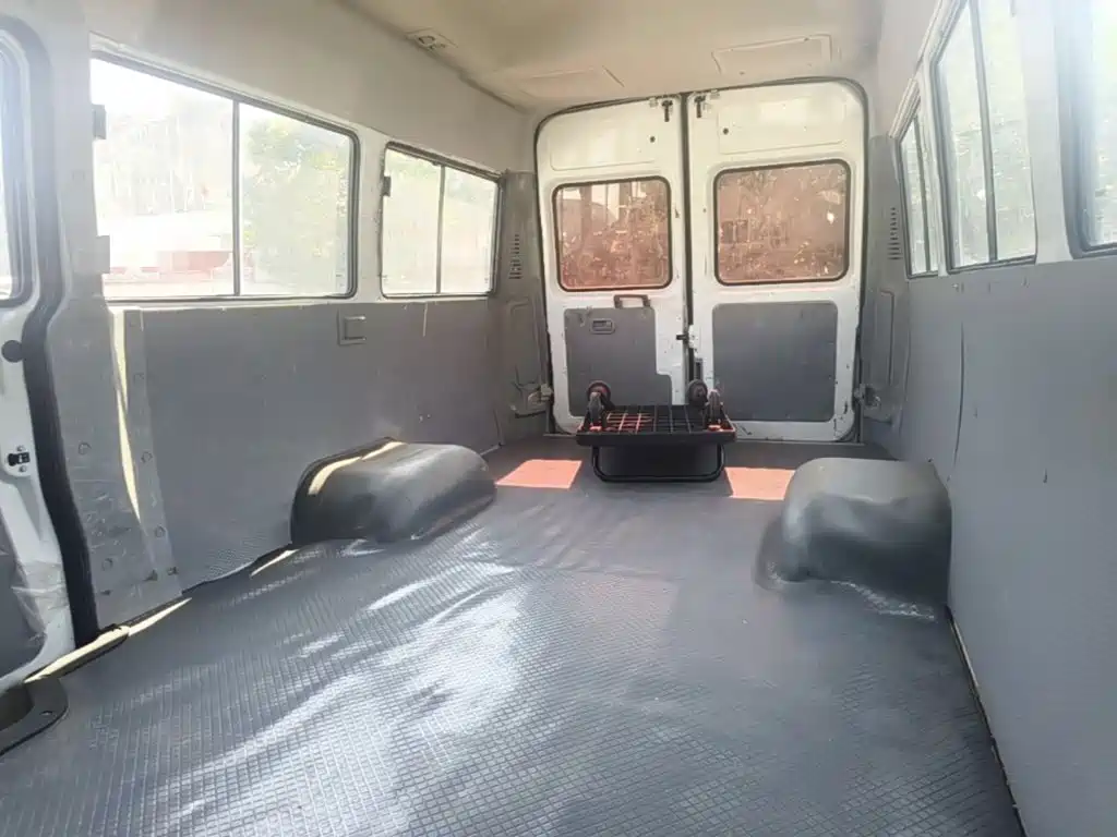 Iveco Daily 2024 2023 2.5T V40 Van Long Wheelbase Medium Roof Dual Tire Sliding Door 2-3 Seats