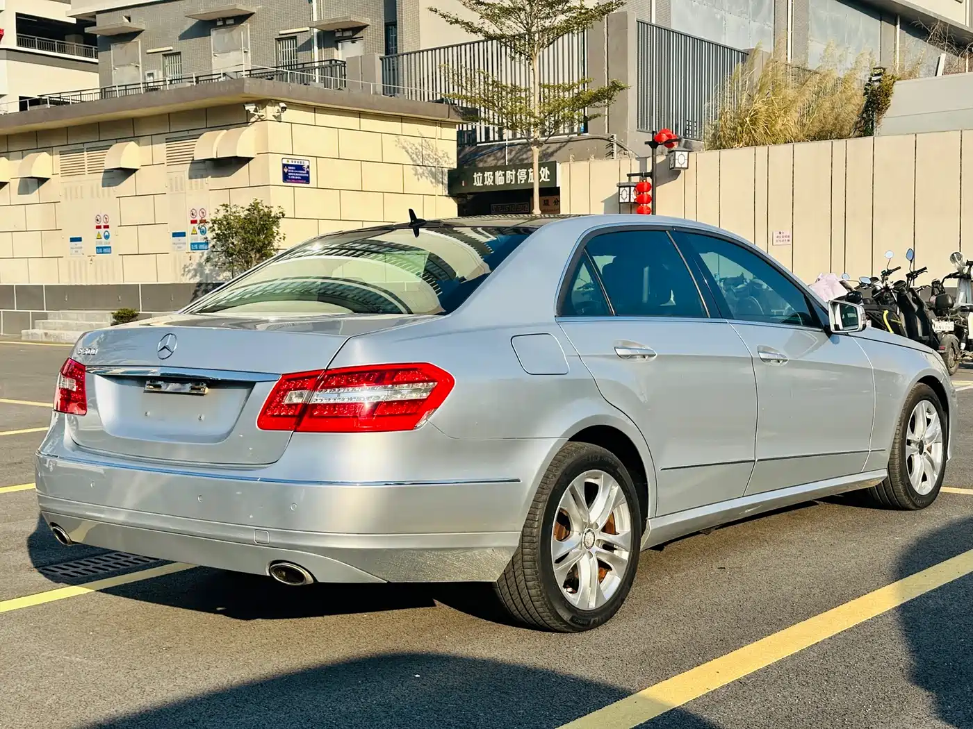 Mercedes-Benz E-Class 2010 E 300 L Fashion фото 5