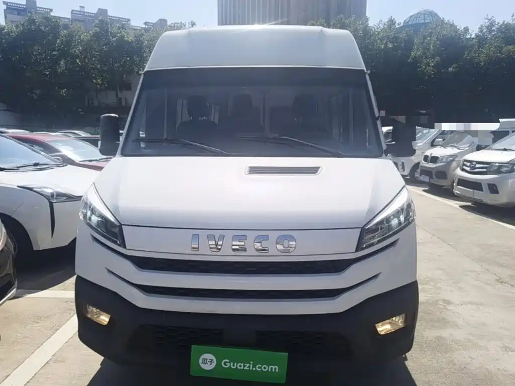 Iveco Daily 2024 2023 2.5T V40 Van Long Wheelbase Medium Roof Dual Tire Sliding Door 2-3 Seats