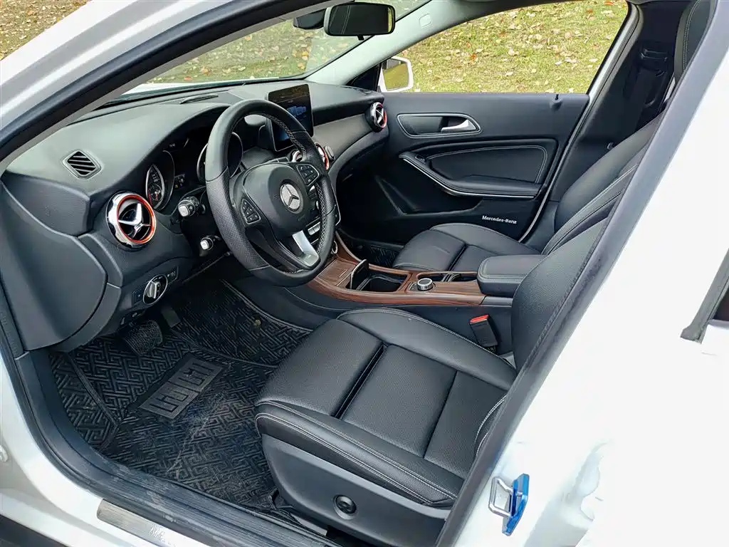 Mercedes-Benz GLA 2018 GLA 200 Dynamic фото 7