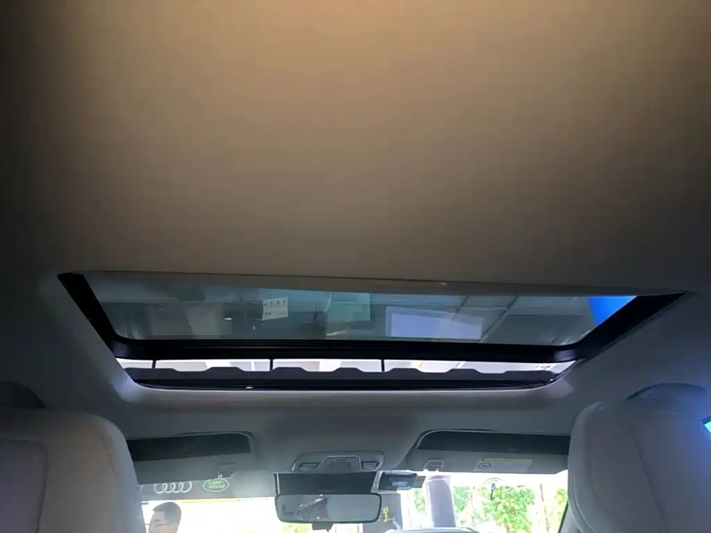 Фото 8 - Geely Coolray