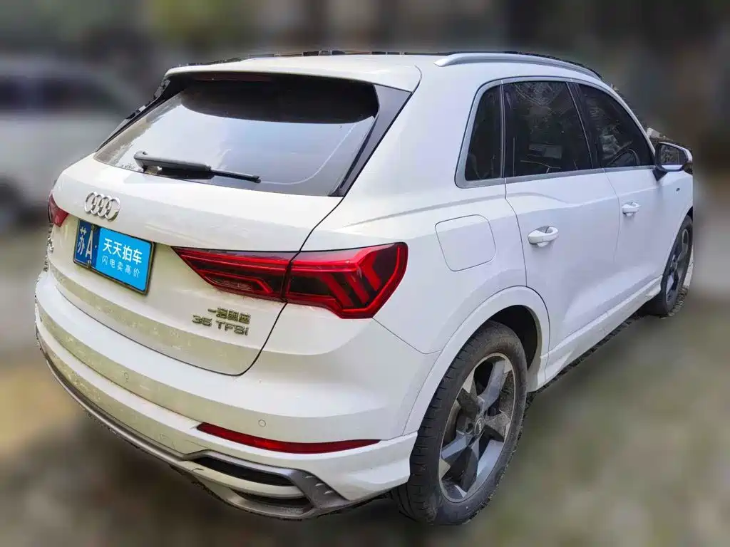 Photo 2 - Audi Q3