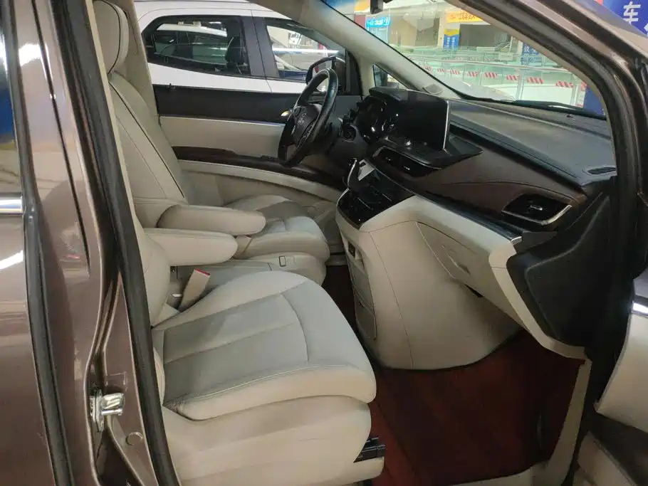Фото 8 - Buick GL8