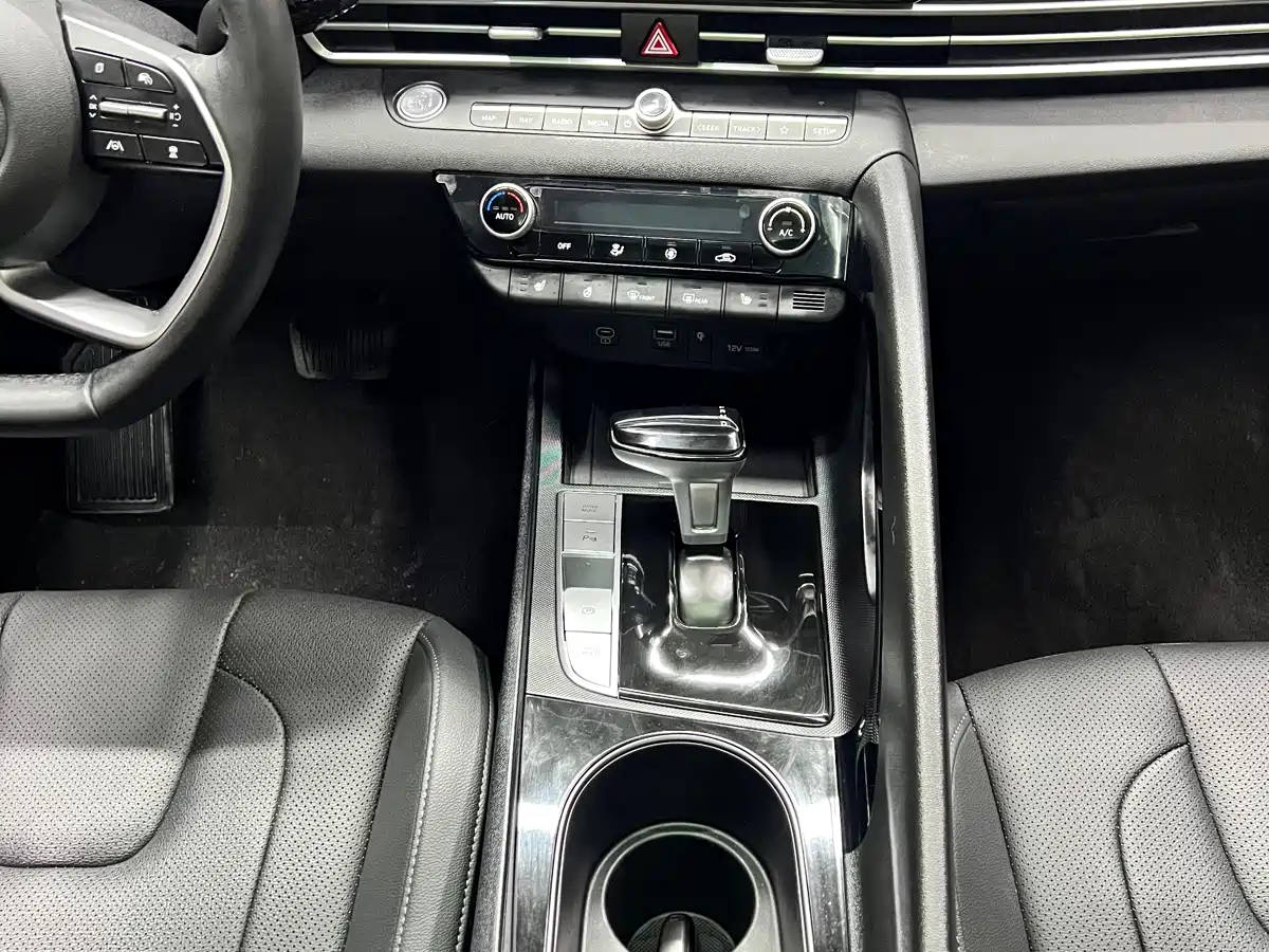 Hyundai Elantra 2023 Model 1.5L CVT LUX Premium Edition фото 12